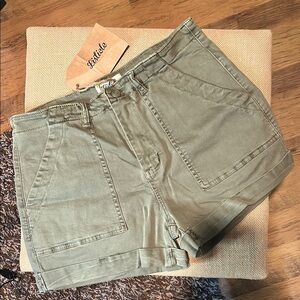 Listicle Green Cargo Shorts Durable Cotton Blend